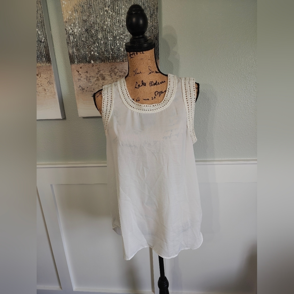 CABI #5042 Marisa Ivory Sleeveless Tank Top Blouse Crochet Detail Size M